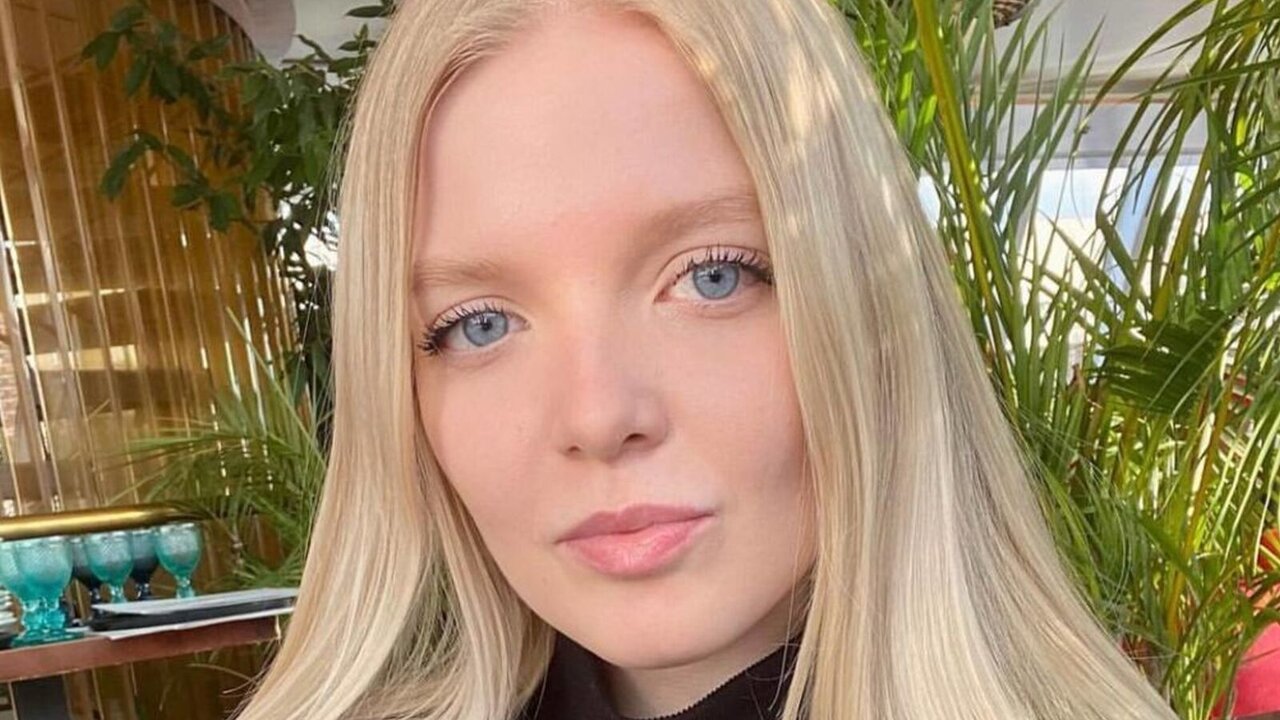 AnnieMavrodi's Sex ChatRoom