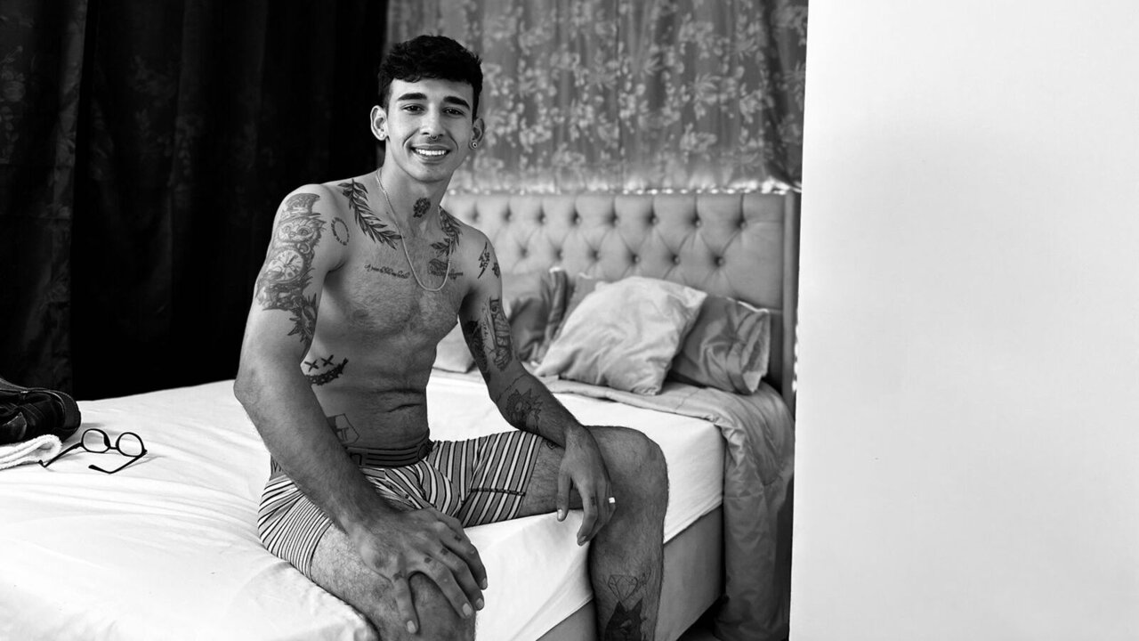 CharliThomson's Sex ChatRoom